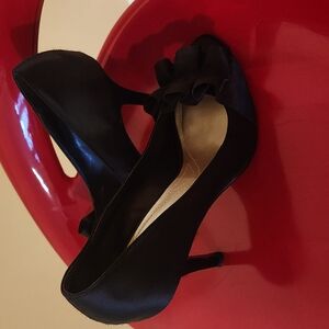 Tahari Sloan Black Satin Ruffled Heels, Sz 7